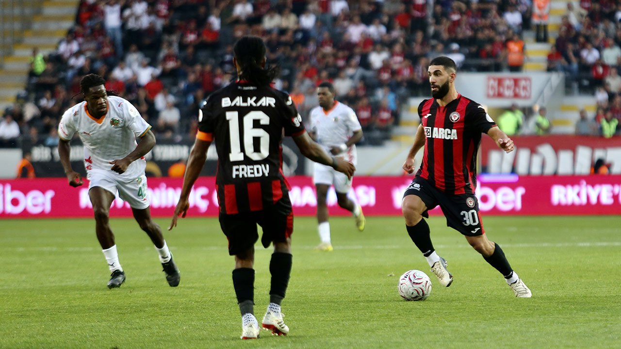 Alanyaspor, Çorum'da 3 puanı aldı