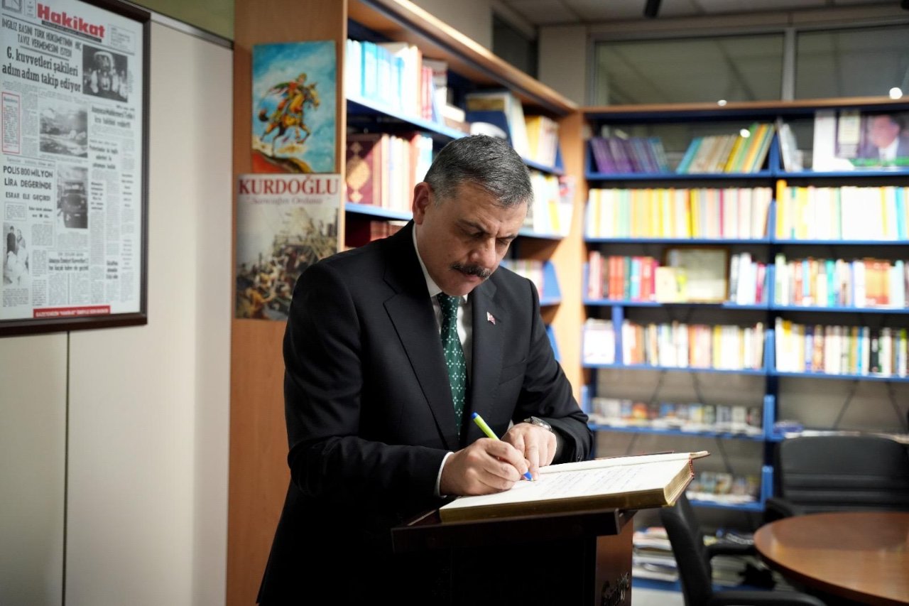 Bakan Çiftçi, Türkiye gazetesi anı defterini imzalarken