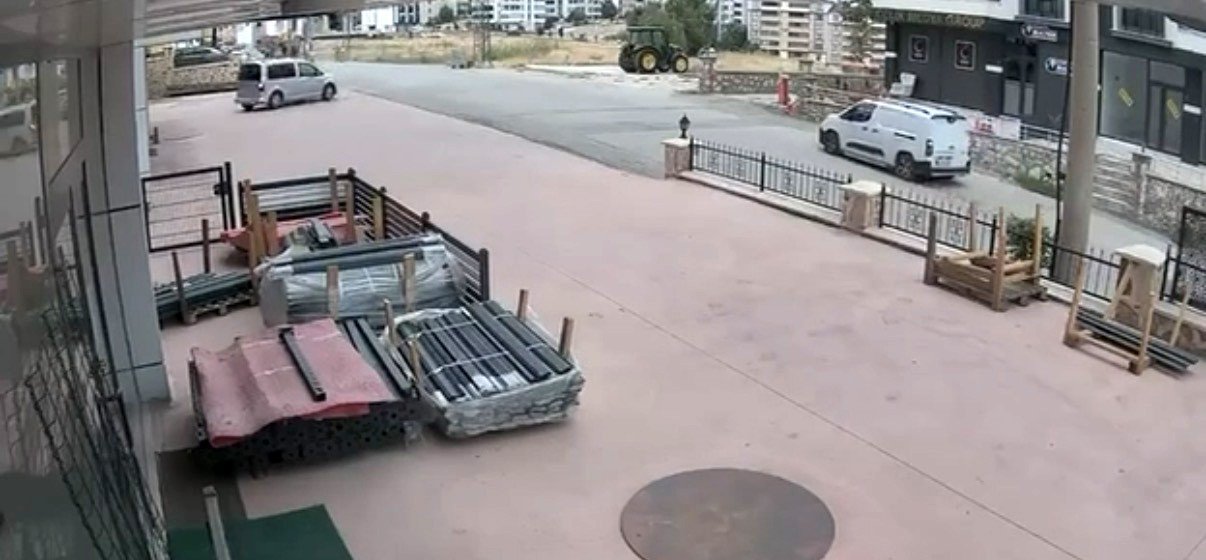 Bir anlık ihmal ortalığı savaş alanına çevirdi! Araç dükkana girdi