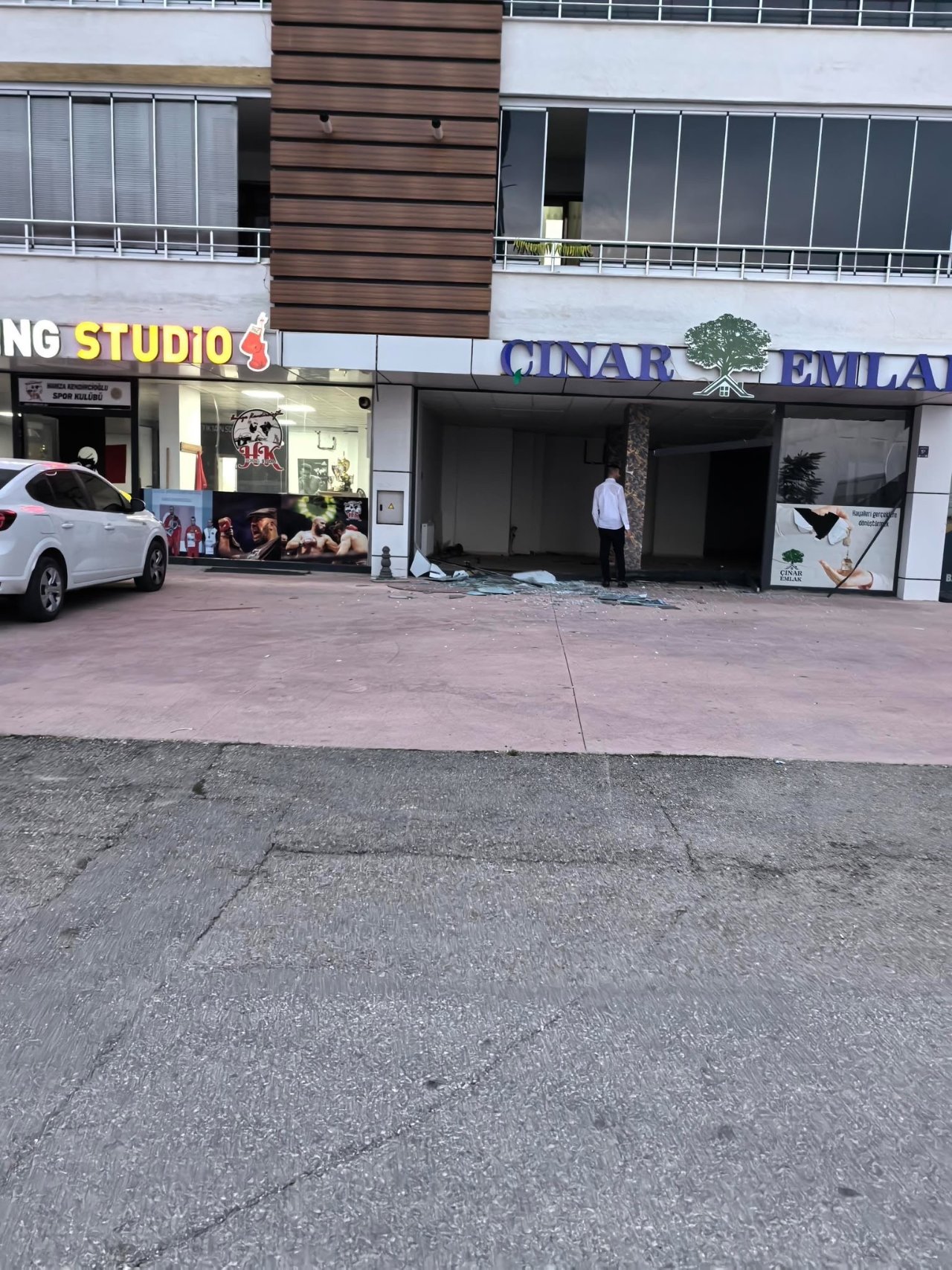 Bir anlık ihmal ortalığı savaş alanına çevirdi! Araç dükkana girdi