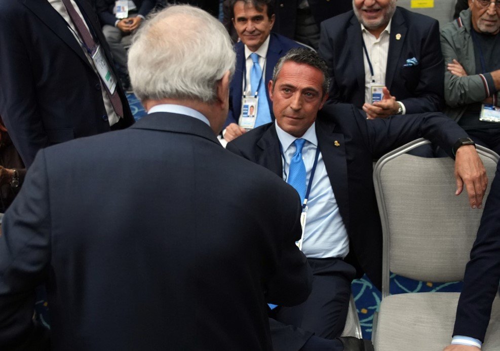 Fenerbahçe'nin Ekim 2025'te düzenlenen Yüksek Divan Kurulu Toplantısı'nda Aziz Yıldırım, Ali Koç’un yanına gelerek "Beni unut" derken; Koç da "Sağlığınıza çok üzülüyorum, Allah yardımcınız olsun" cevabını verdi.
