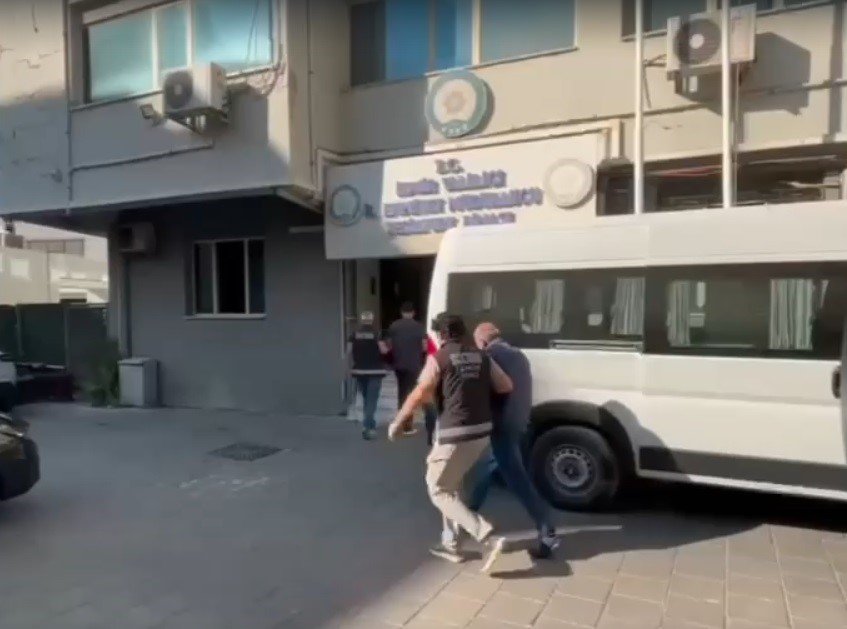 İzmirde galericilik adı altında tefecilik yapan çeteye operasyon yapıldı