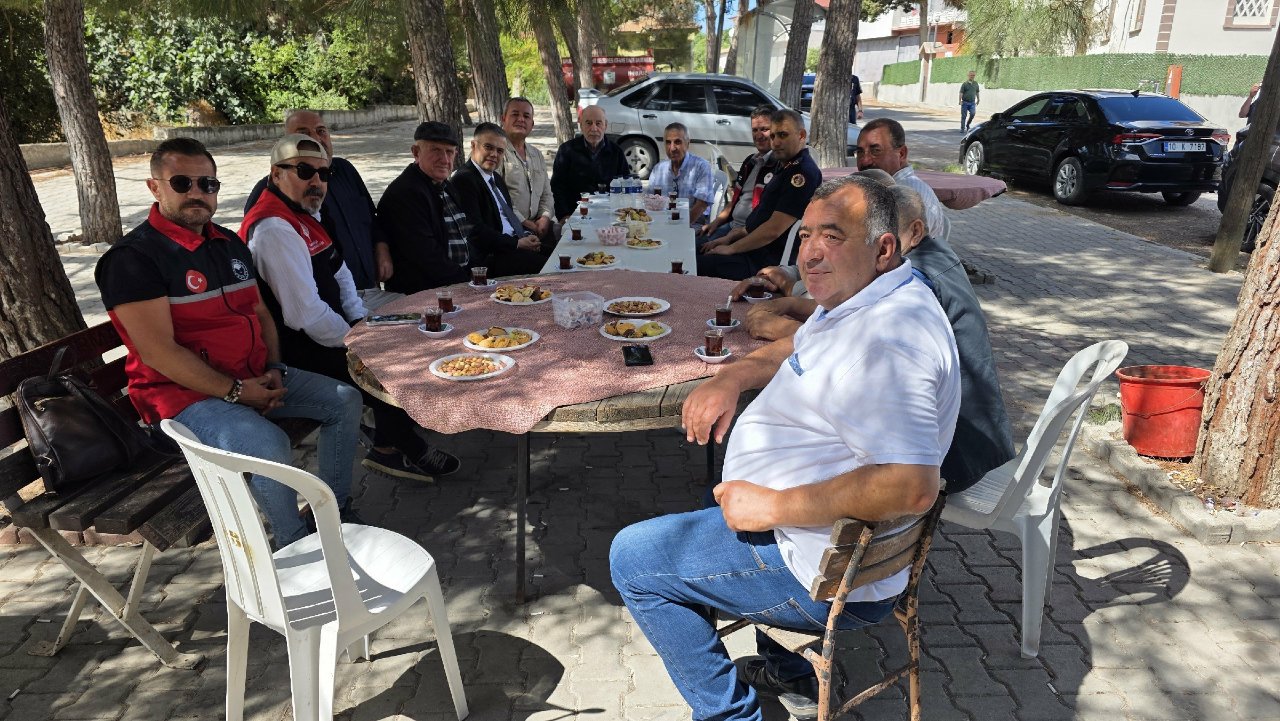 Kaymakam tarlaya inip hasada katıldı