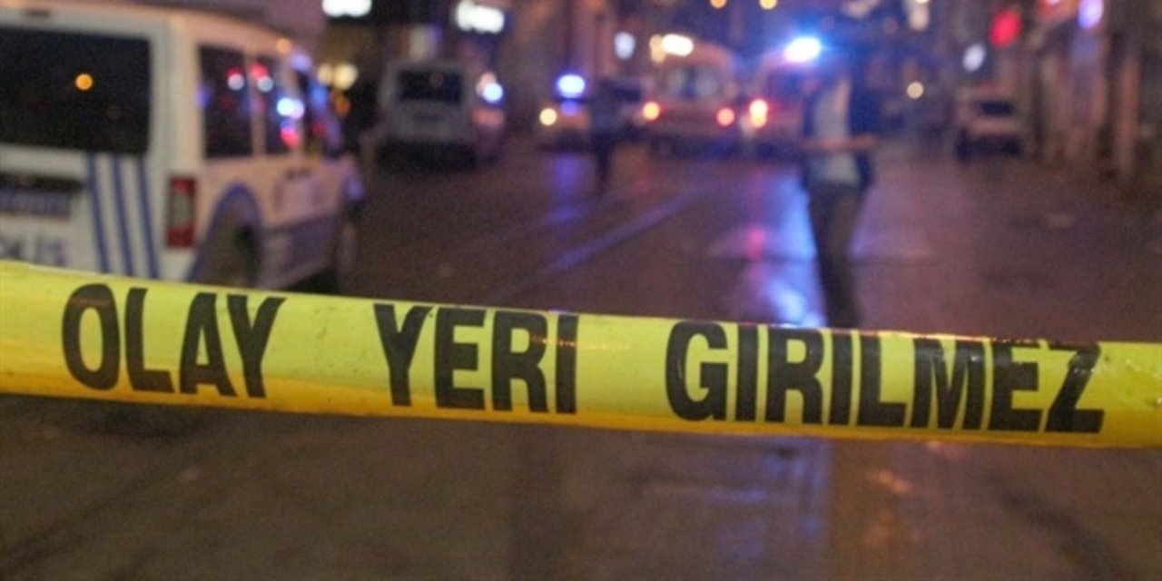 Küçükçekmece'de bir şahıs yolda yürüyen kişiyi arkasından defalarca bıçakladı
