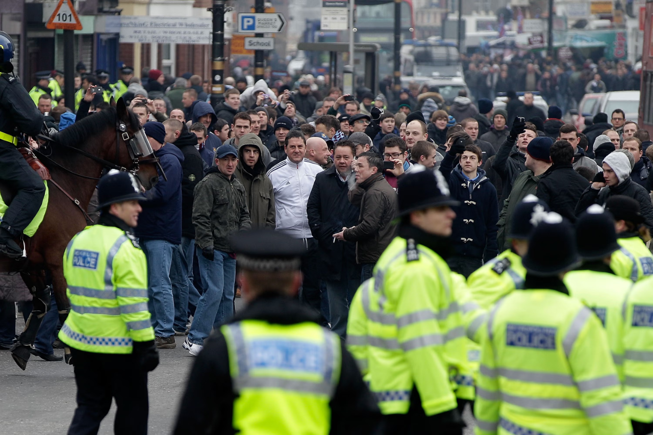 Millwall ile West Ham arasındaki maç için Londra sokaklarında yoğun bir polis gücü görev yapacak.