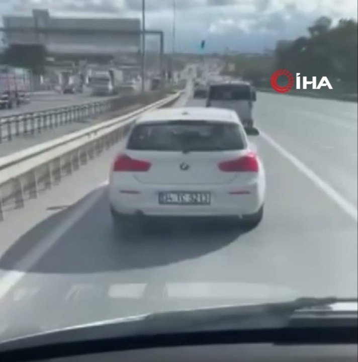 Ne siren dinledi ne korna... İstanbulda ambulansa dakikalarca yol vermedi