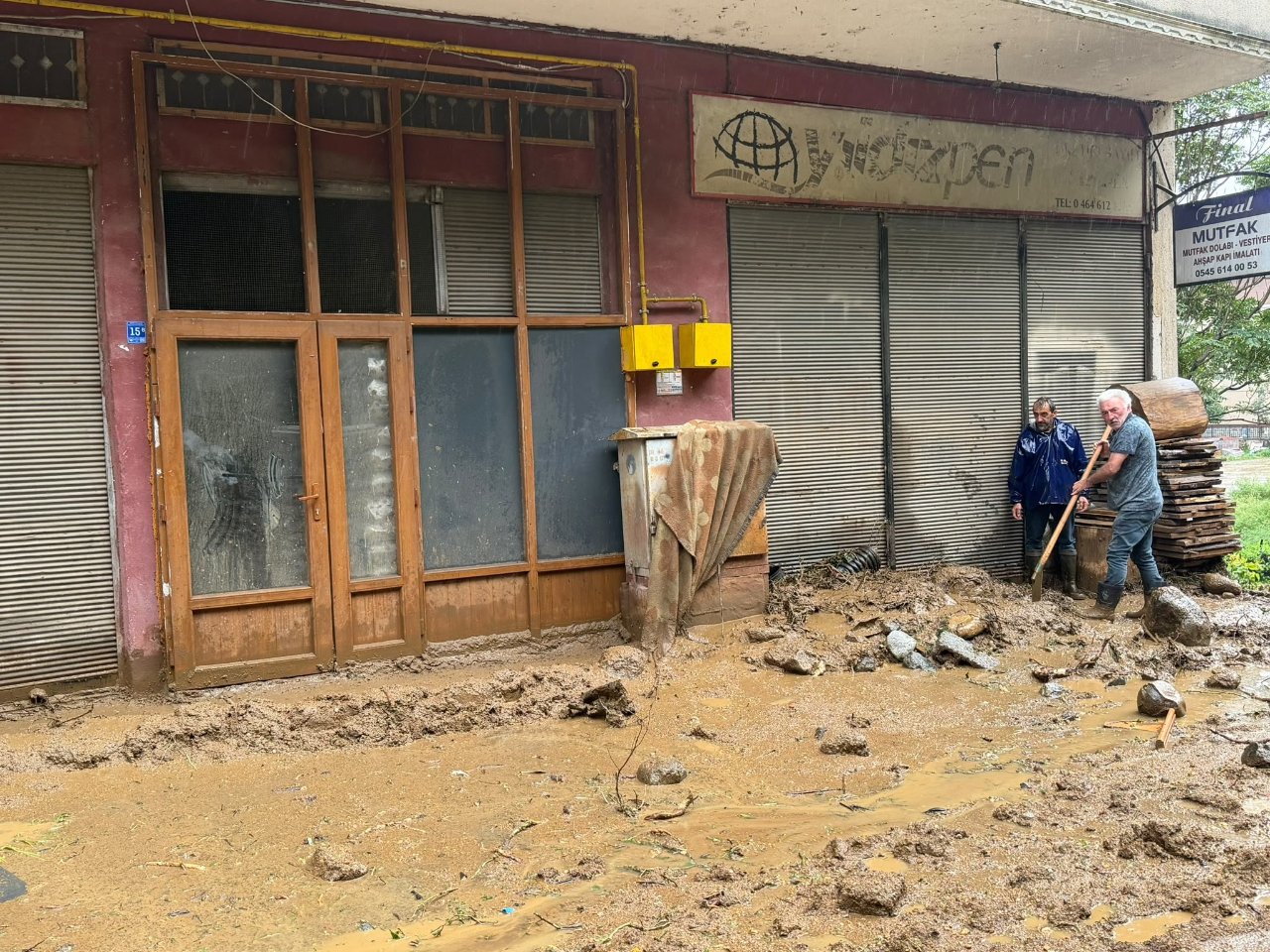Rize ve Nevşehir’de sağanak sele neden oldu: Araçlar sular altında kaldı, trafik durdu