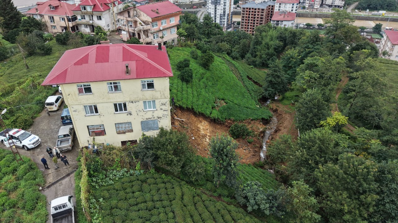 Rizede şiddetli yağış sonrası 3 katlı evin altındaki toprak kaydı