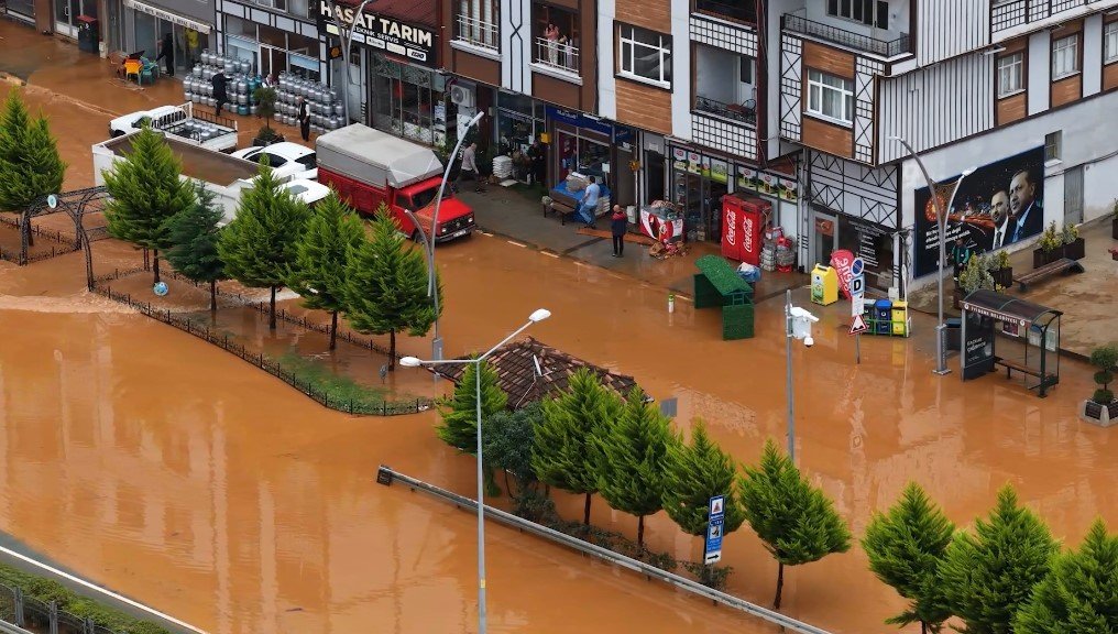 Rizede yollar çamur gölüne döndü! Vali son durumu paylaştı: Metrekareye 190 kiloya yakın yağış düştü