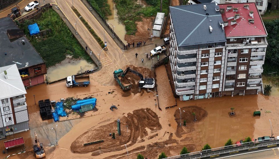 Rizede yollar çamur gölüne döndü! Vali son durumu paylaştı: Metrekareye 190 kiloya yakın yağış düştü