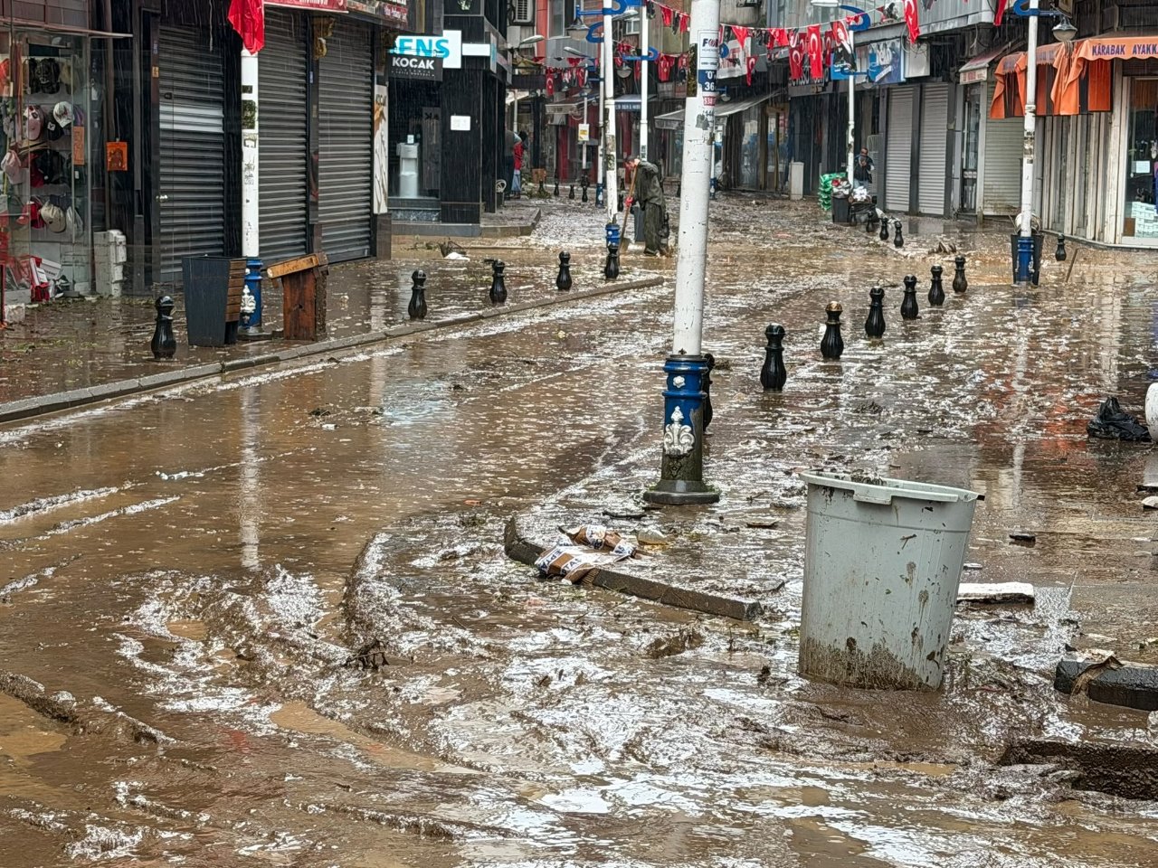 Rizede yollar çamur gölüne döndü! Vali son durumu paylaştı: Metrekareye 190 kiloya yakın yağış düştü