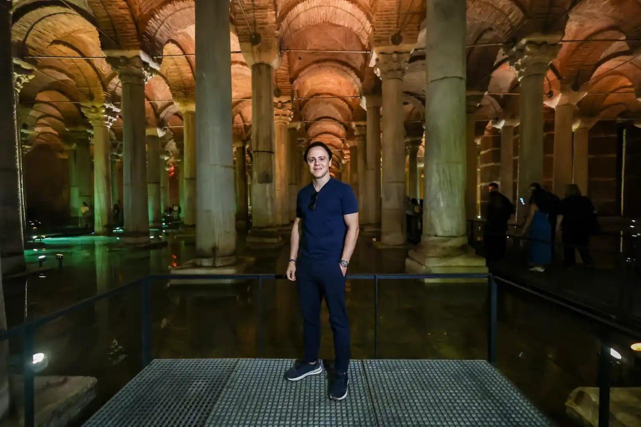 Yıllar sonra İstanbulda! F1in efsane pilotu Felipe Massa soluğu tarihi mekanlarda aldı