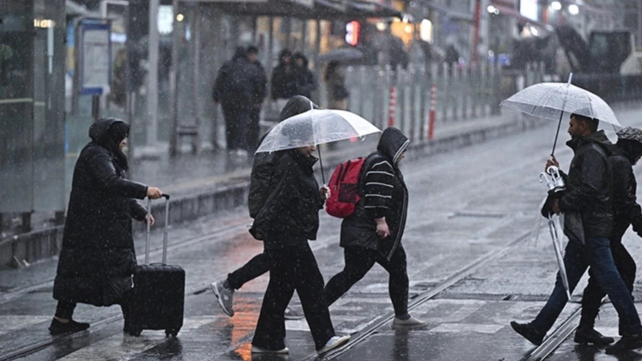 AKOM'dan yağmur uyarısı! İstanbul'da yağmur ne zaman yağacak, hafta sonu hava nasıl olacak?