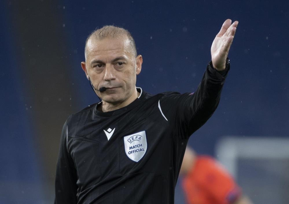 Cüneyt Çakır, uluslararası arenada 204 defa düdük çaldı.