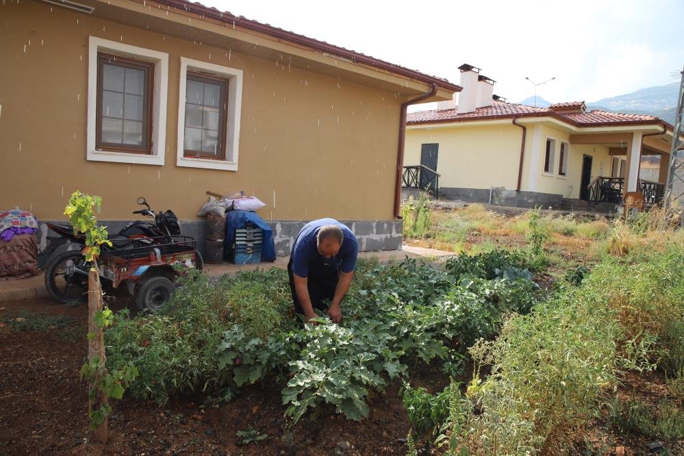 Depremzedeler yeni bahçelerinde üretime geçti! "Köy evi değil sanki villa"