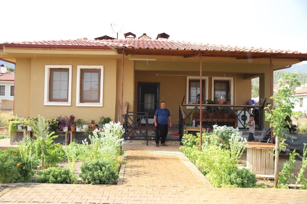Depremzedeler yeni bahçelerinde üretime geçti! "Köy evi değil sanki villa"