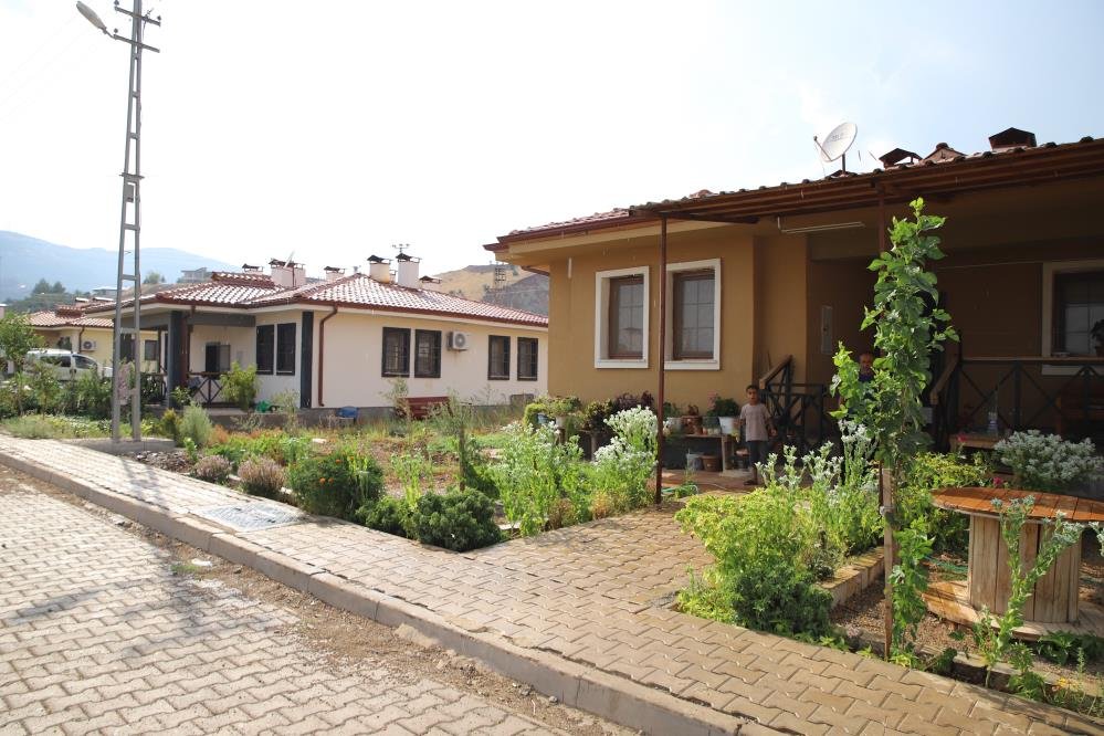 Depremzedeler yeni bahçelerinde üretime geçti! "Köy evi değil sanki villa"