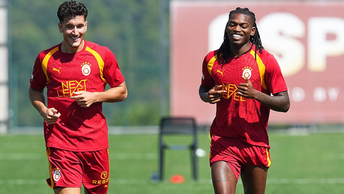 Deniz Gül, Rafael Leao (Fotoğraf: Galatasaray resmi)