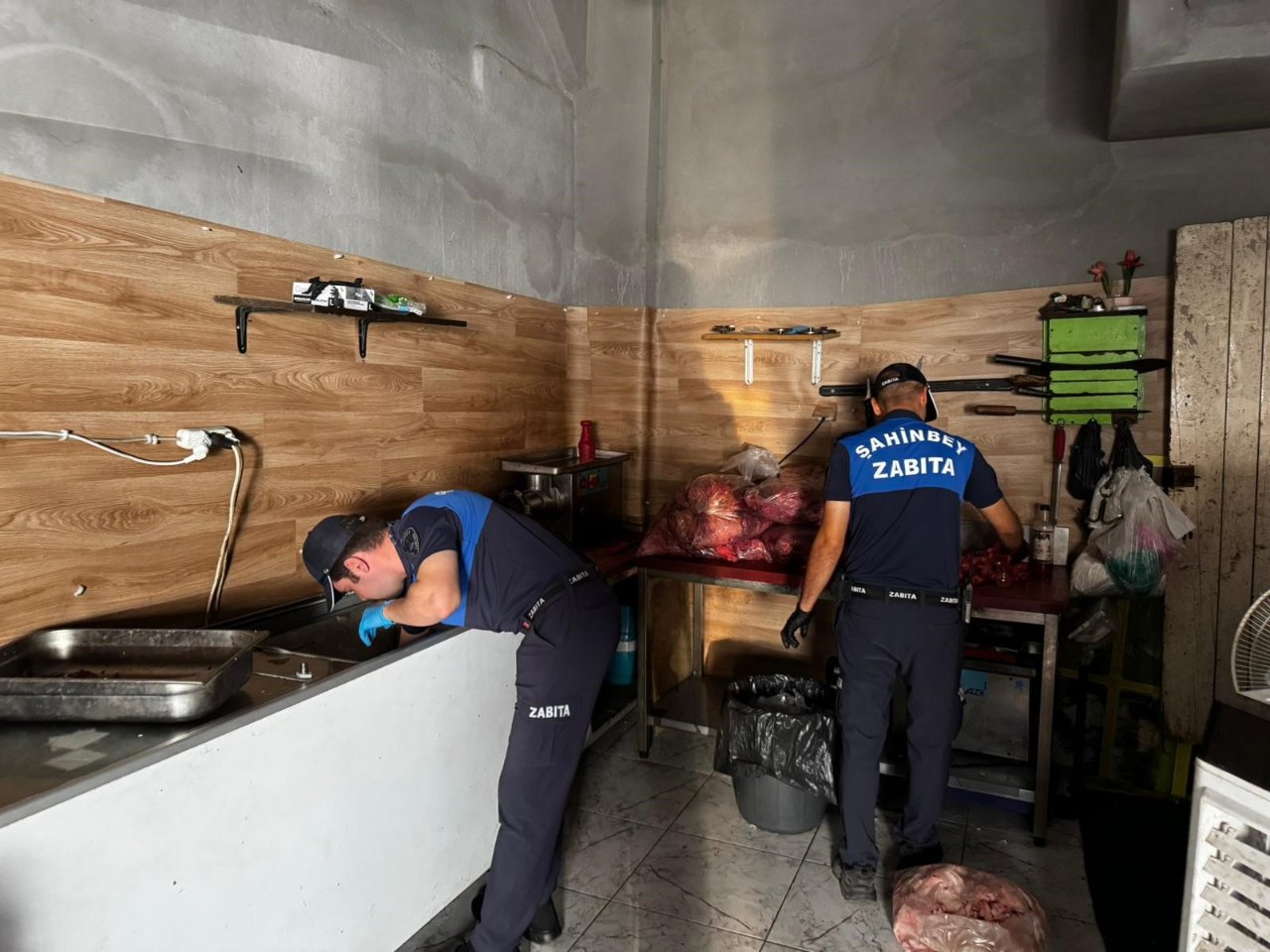 Gaziantep'te bir iş yerinde ele geçirilen 500 kilo bozuk et ve ciğer imha edildi