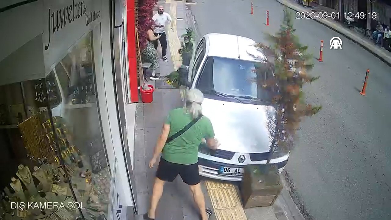 Giresun'da el freni çekilmeyen otomobil dehşet saçtı! Yayanın kıl payı kurtulduğu anlar kamerada