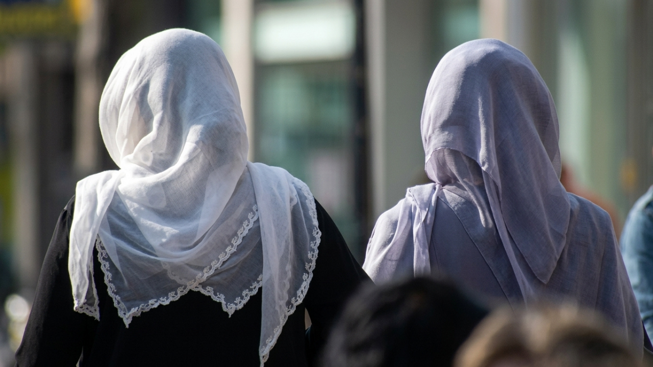 İsviçre'de skandal başörtüsü yasağının önü açıldı! Meclis karıştı