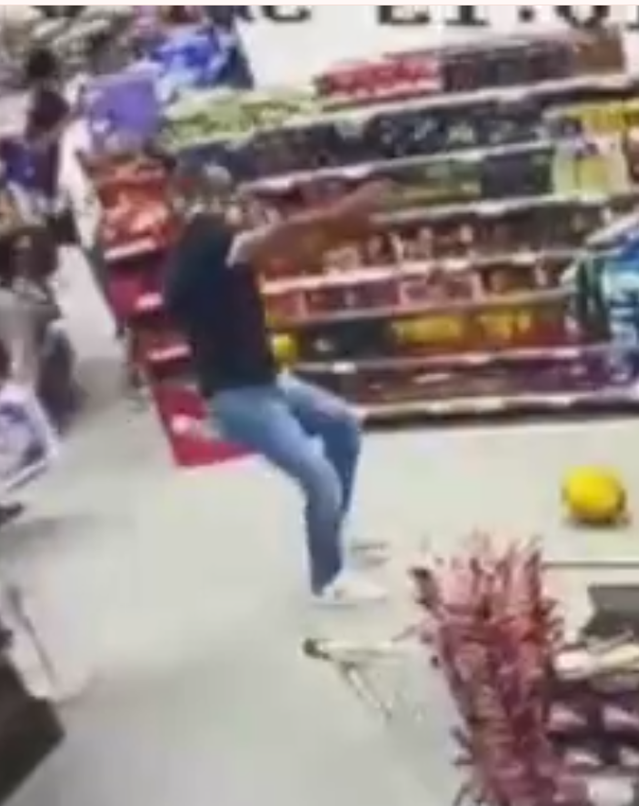 Markette silahlı kavga! Dehşet anları kamerada