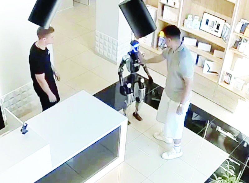 Öfkelenen robot müşteriye saldırdı: Kontrolden çıktı, tekme ve yumruk attı