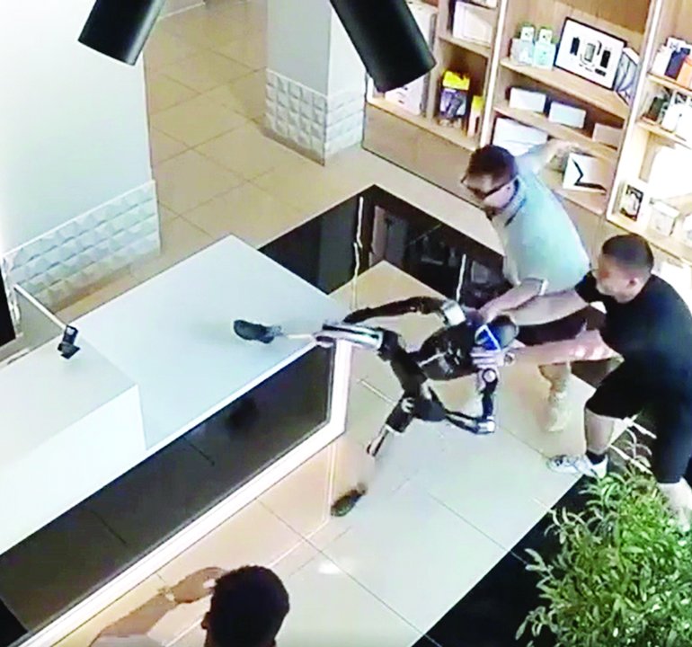 Öfkelenen robot müşteriye saldırdı: Kontrolden çıktı, tekme ve yumruk attı