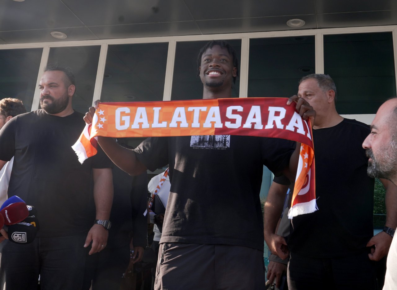 El Chadaille Bitshiabu, Galatasaray'ın bu sezon 5'inci transferi oldu.