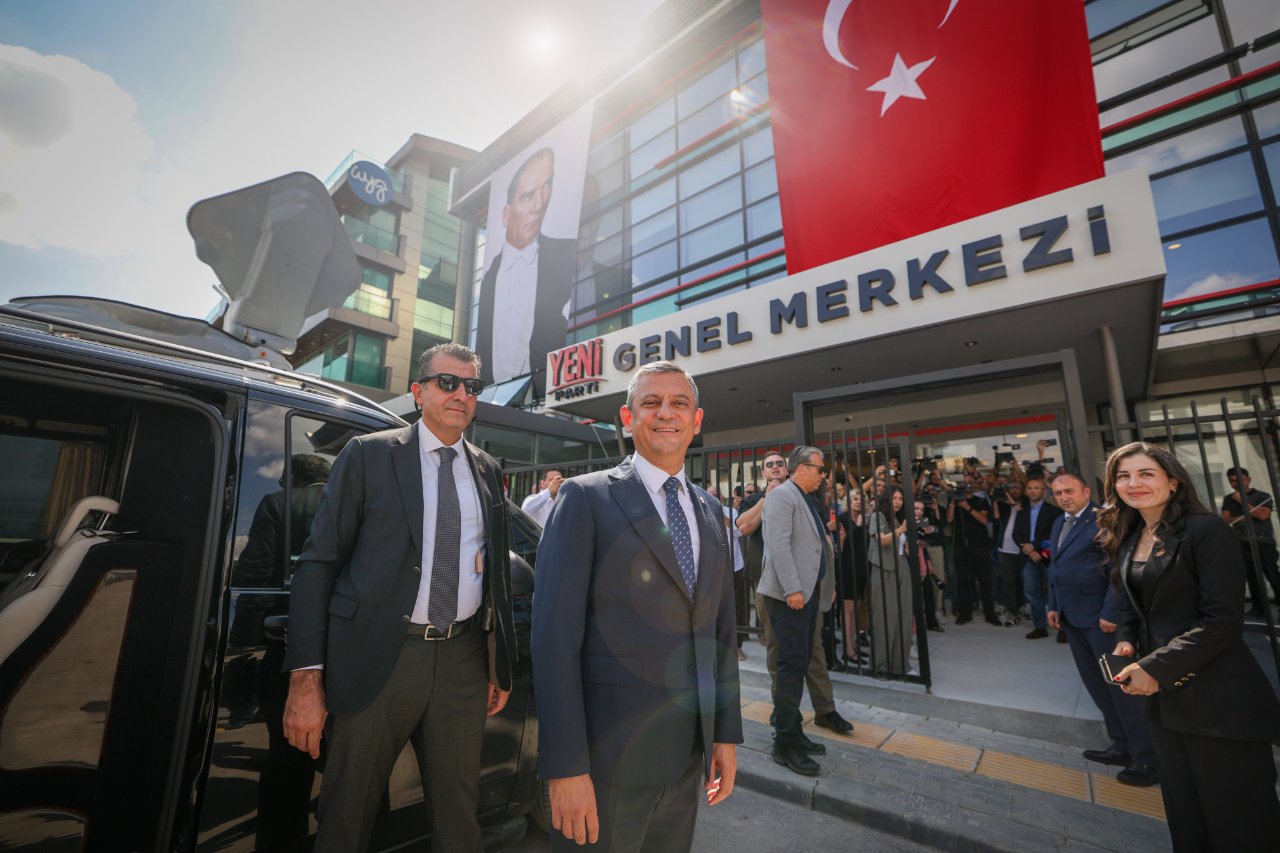 Özgür Özel 'baba ocağı'na kapıyı tamamen kapattı: CHP artık bizim için başka parti