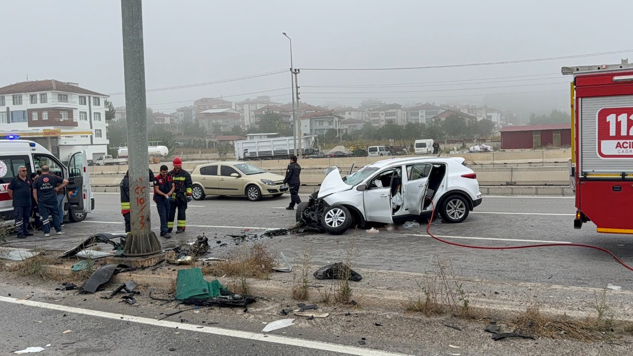 Samsun'da yön direğine çarpan araçta 1 kişi öldü, 3 kişi yaralandı