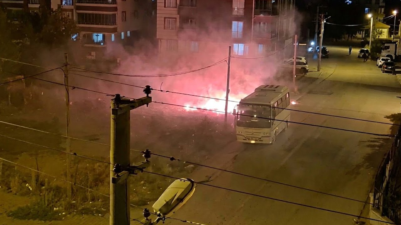 Yangın çıkardı, sonra da itfaiyenin müdahalesini izledi!