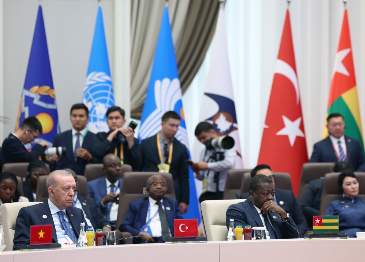 YPG'nin feshi, DEM Parti'ye mesaj, Putin'le görüşme, Yunanistan'a sert sözler... Erdoğan'dan Kırgızistan dönüşü önemli mesajlar