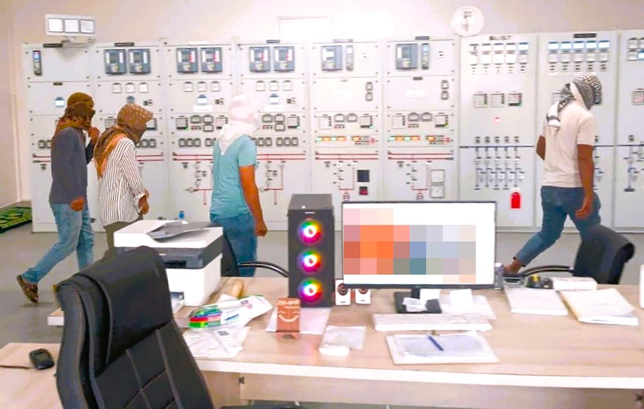 Yüzlerini gizlediler, trafoyu bastılar