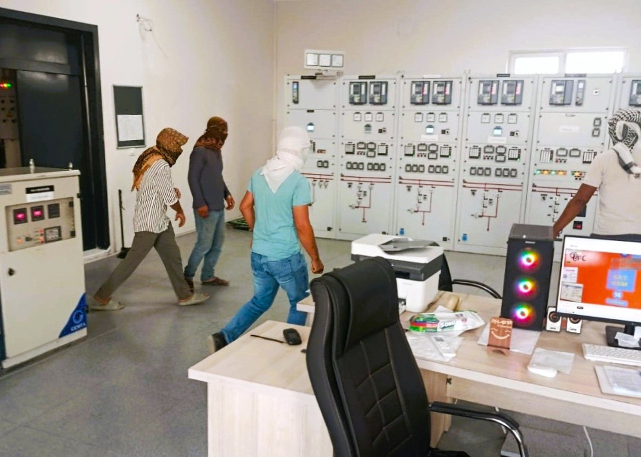Yüzlerini gizlediler, trafoyu bastılar