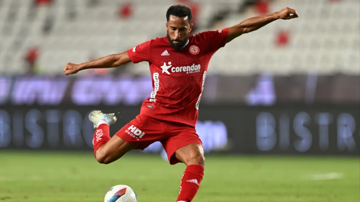 Antalyasporun eski yıldızı Andros Townsend dehşeti yaşadı! Silindirin altında kaldı