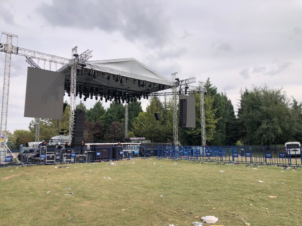 Festivalde büyük kriz! Ceza ve İrem Derici sahneye çıkmadı, esnaf ortada kaldı