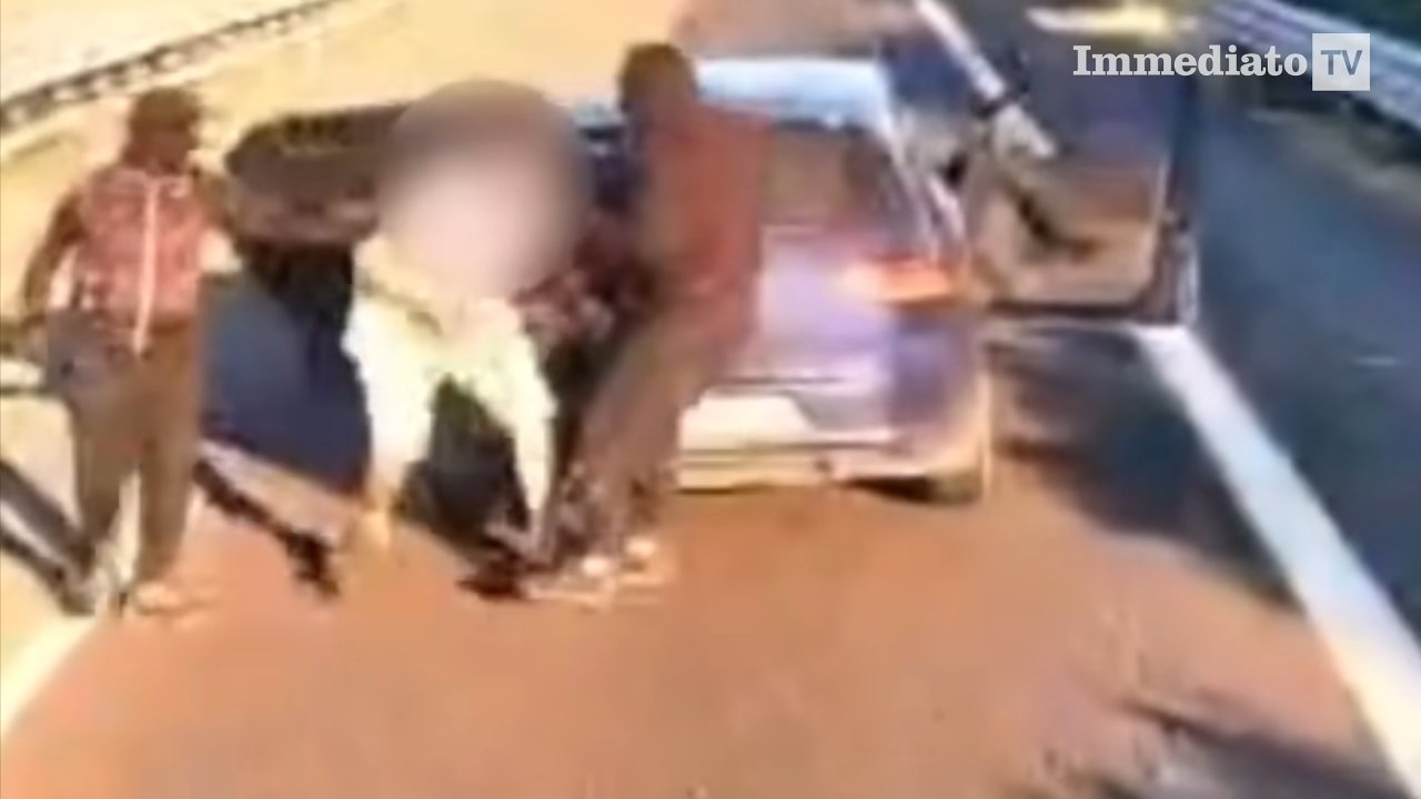 İtalyada Türk tırına silahlı pusu! Şoför böyle direndi