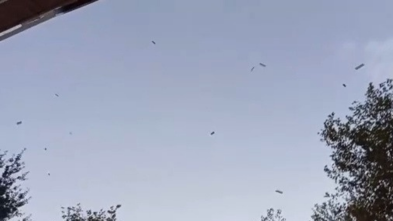 Klip çekiminde binadan para atıldı, vatandaşlar birbiriyle yarıştı! O anlar kamerada
