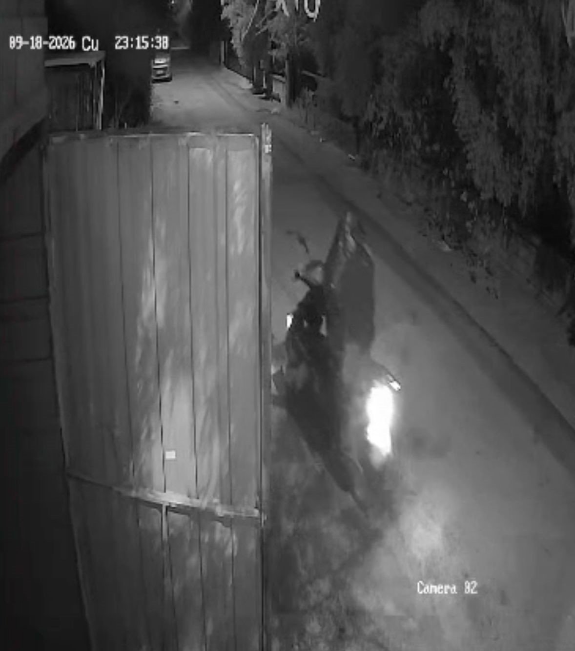 Kundaklama anı kamerada! Çöp poşetiyle kendini sakladı, garajı ateşe verdi