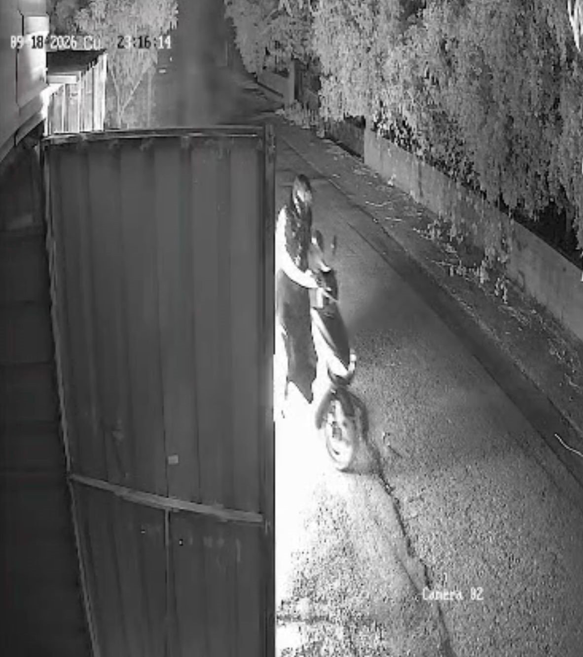 Kundaklama anı kamerada! Çöp poşetiyle kendini sakladı, garajı ateşe verdi