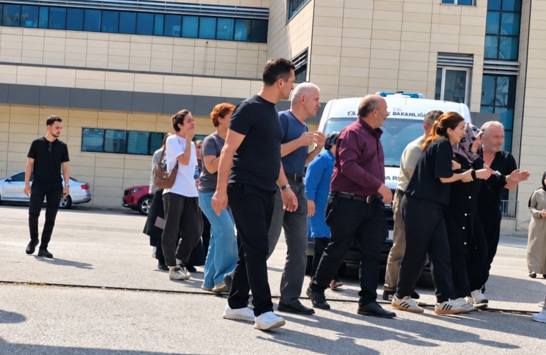 Kürek sörfü yaparken can verdi! Acılı annenin feryadı yürek yaktı! Cenaze arabasını durdurdu ‘Açın kapıyı’ diyerek ağladı