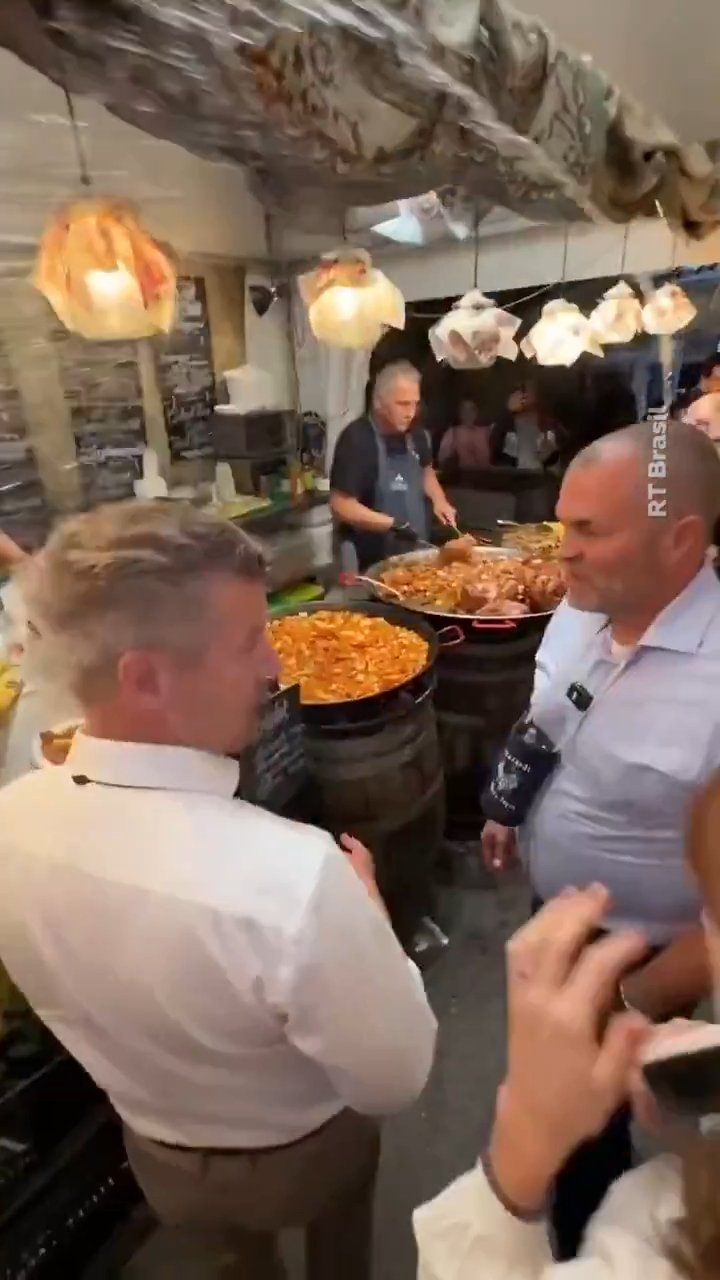Macaristan Başbakanı Peter Magyar'a saldırı! Festivalde yüzüne içecek fırlatıldı