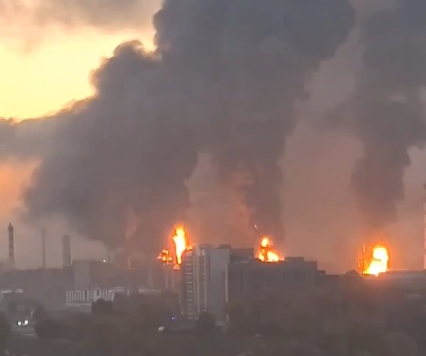 Moskovaya yeni silahlarla büyük saldırı! Rafineri vuruldu, benzin 30 litreyle sınırlandı