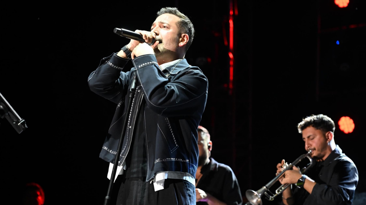 Oğuzhan Koç'tan konserinde sigara içen kişiye sert çıkış: Buranın ağası sen misin
