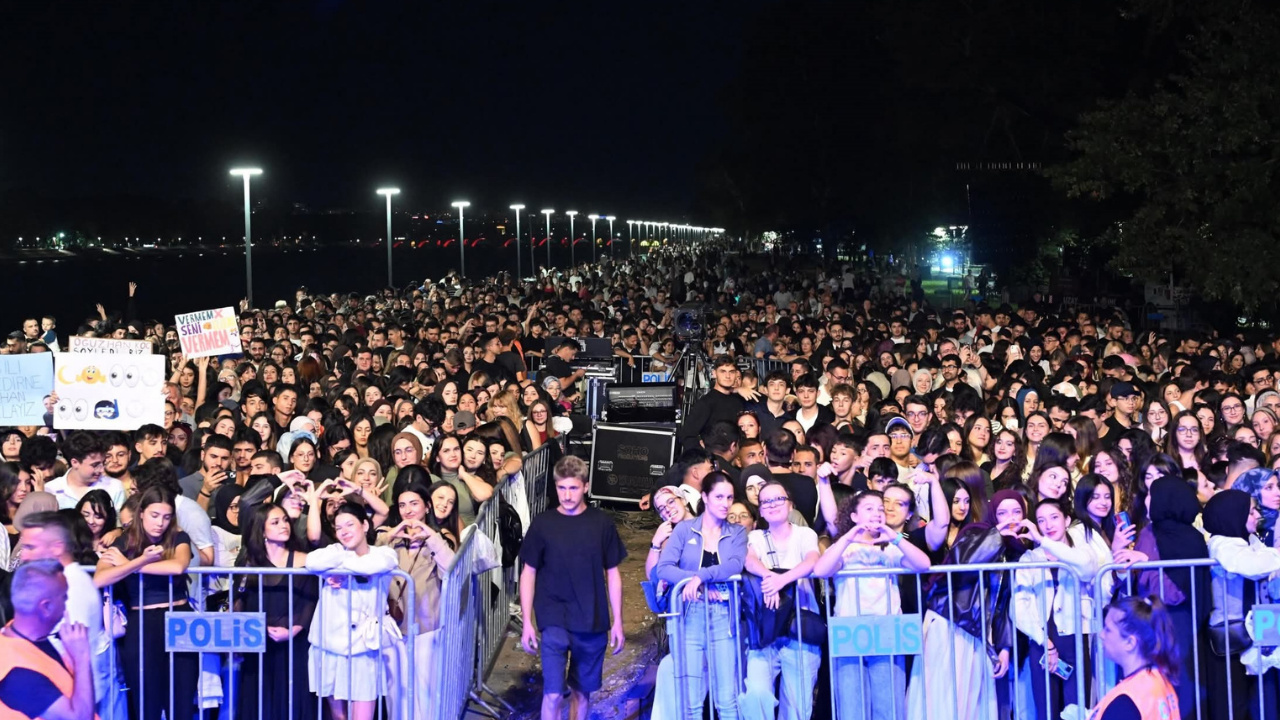 Oğuzhan Koçtan konserinde sigara içen kişiye sert çıkış: Buranın ağası sen misin