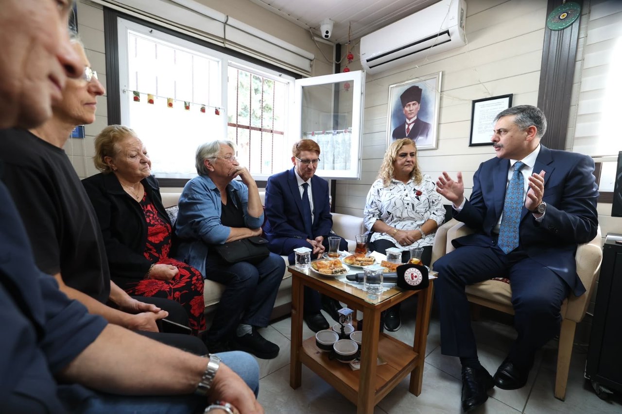 Bakan Çiftçi yıllar sonra öğrenci olduğu sokaklarda! Esnafla buluşup talepleri dinledi