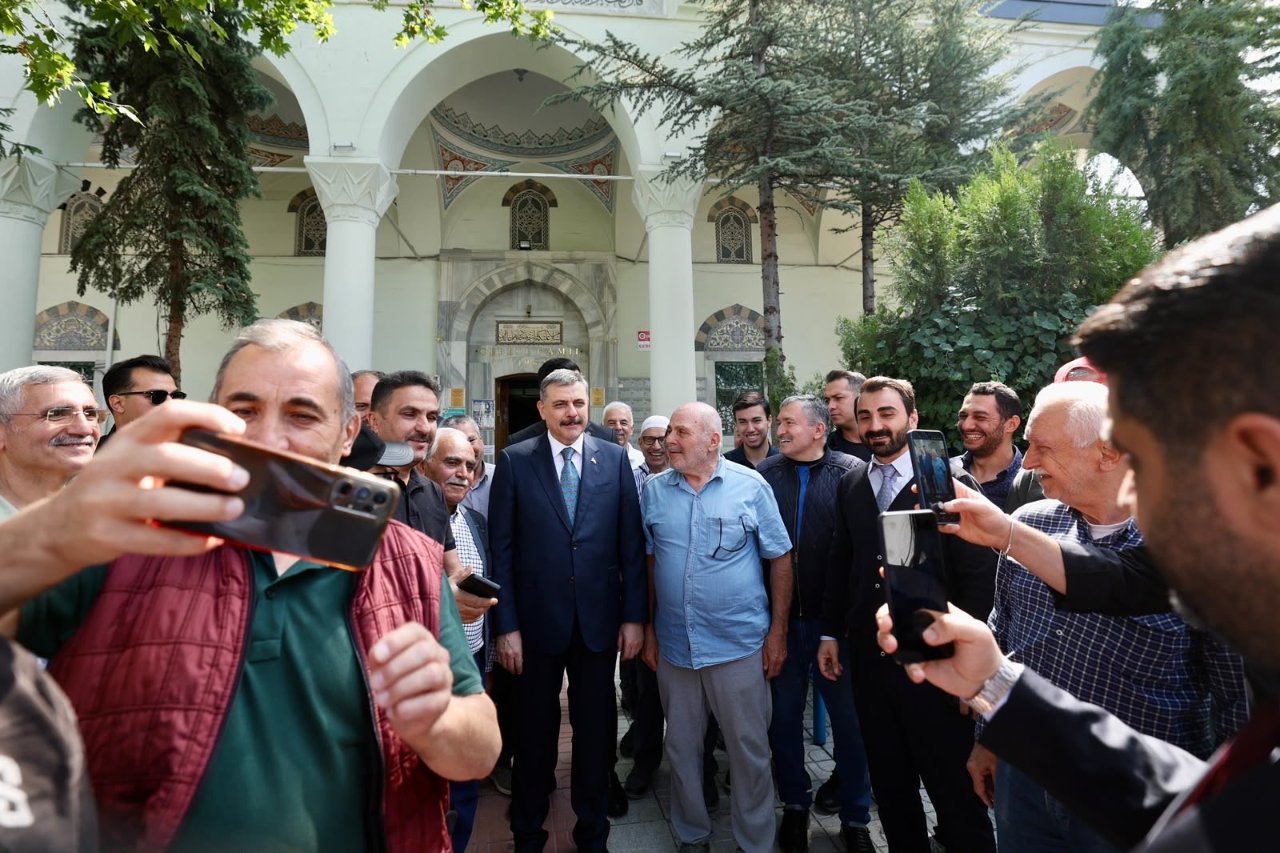 Bakan Çiftçi yıllar sonra öğrenci olduğu sokaklarda! Esnafla buluşup talepleri dinledi