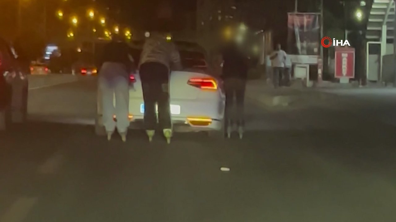 Batman'da pes dedirten görüntü! Hareket halindeki araca tutunup dakikalarca böyle ilerlediler