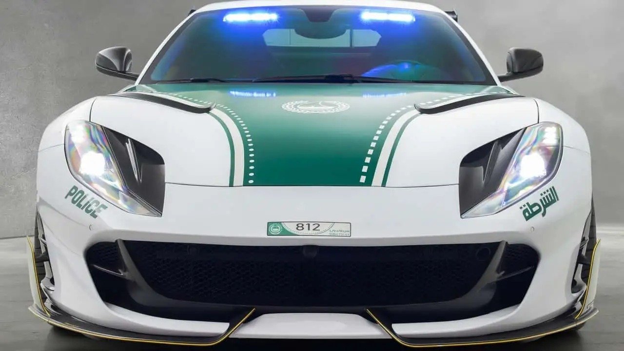 Dubai polisinin süper araç filosuna yeni model: 800 beygirlik Ferrari devriye gezecek